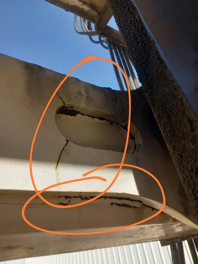 זיון חשוף וקורוזיה בקורת בטון