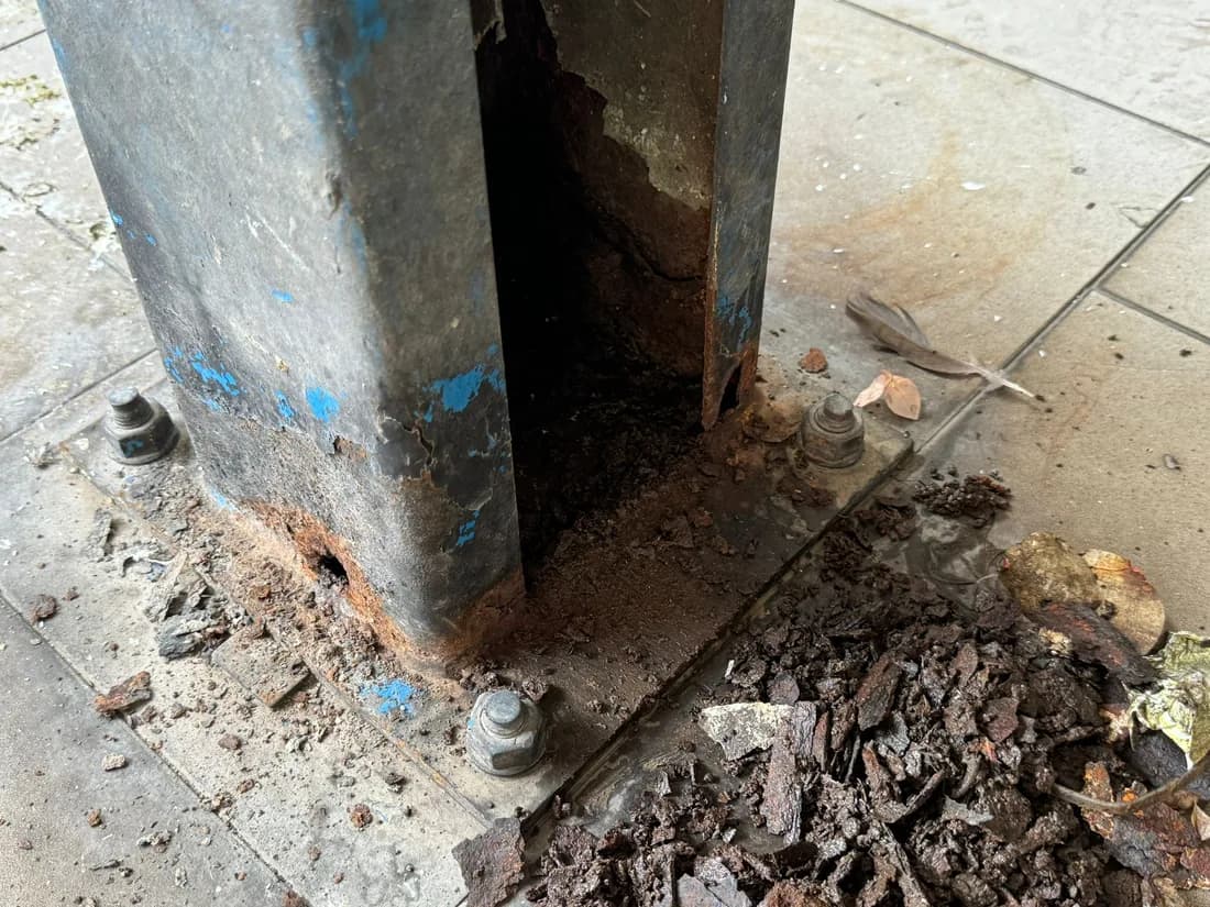דוגמה מהשטח: קורוזיה חמורה בבסיס עמוד פלדה ובברגי העיגון - נתפסה בבדיקה.